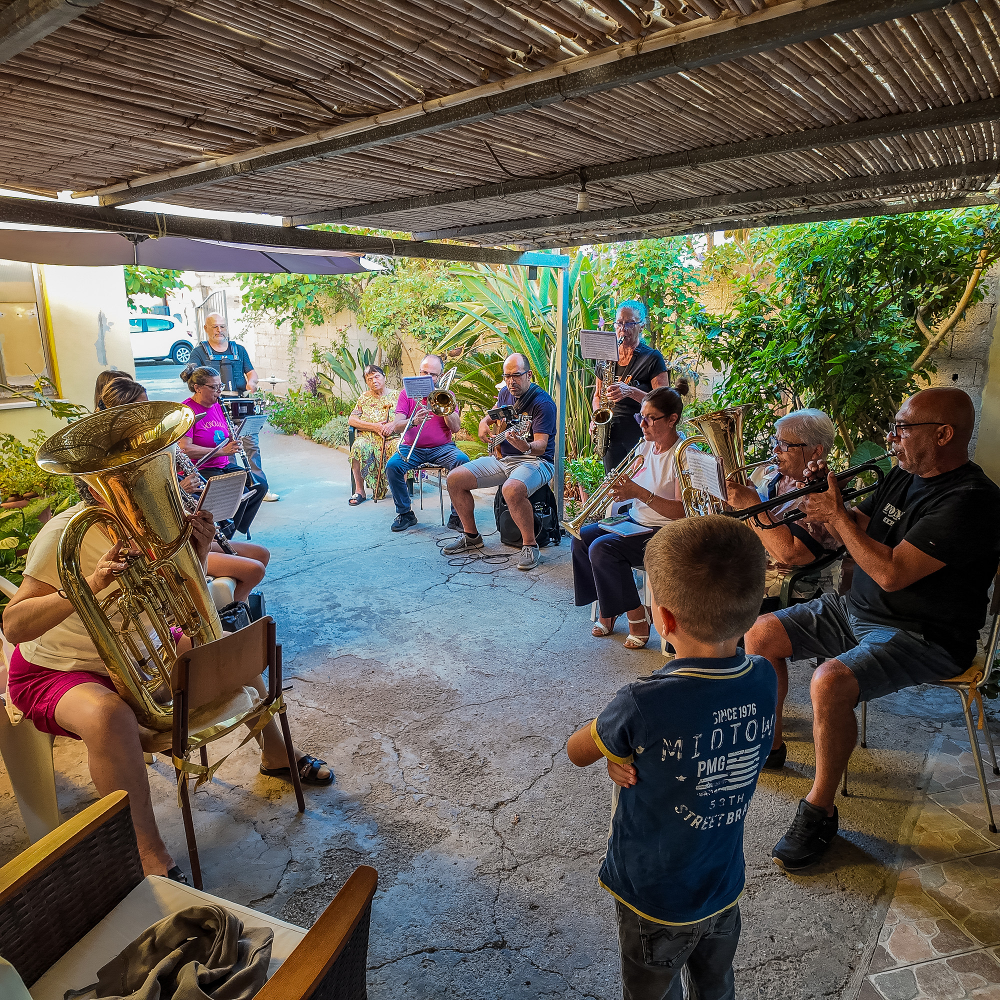 I musicisti suonano insieme in un cortile