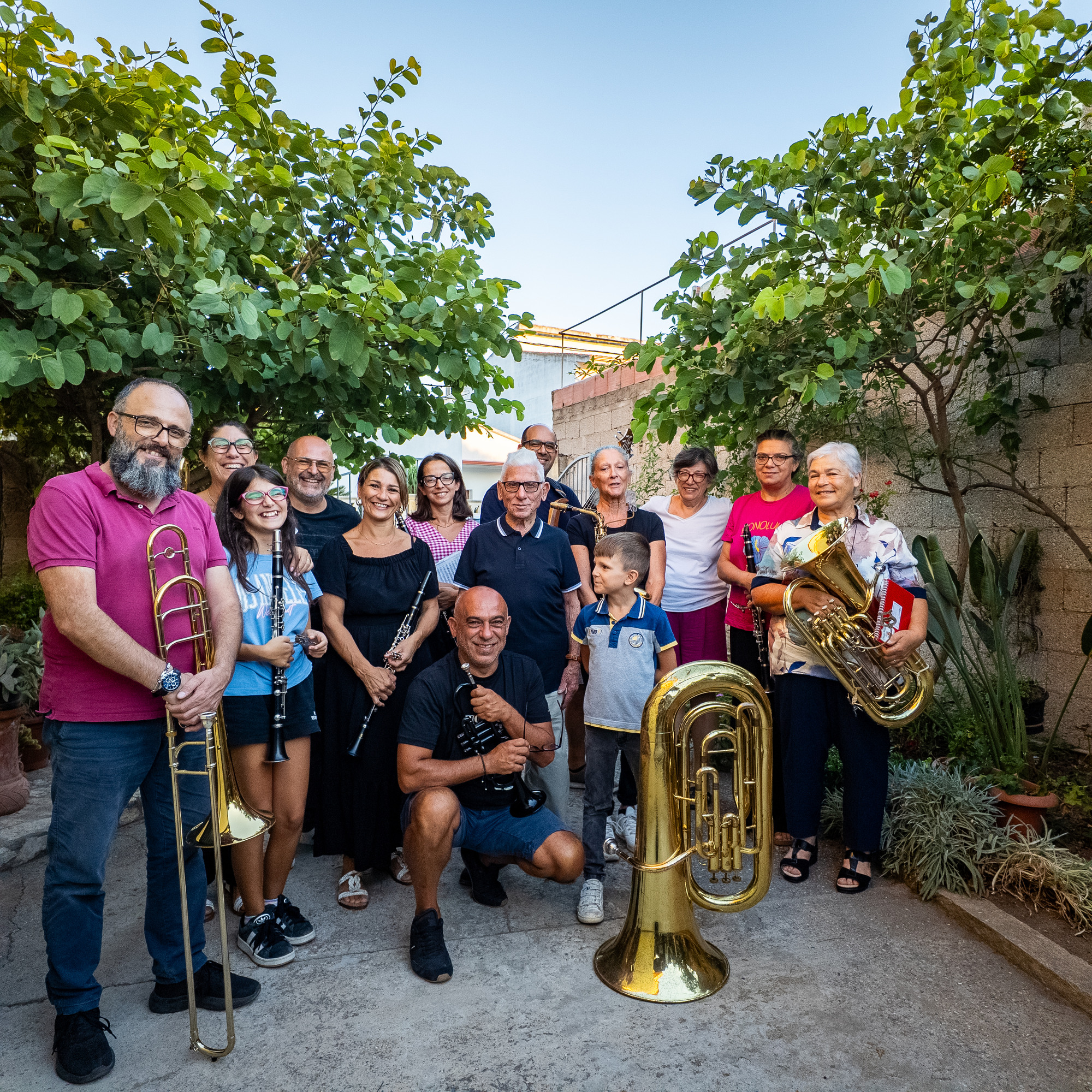 Foto di gruppo con i musicisti nel cortile