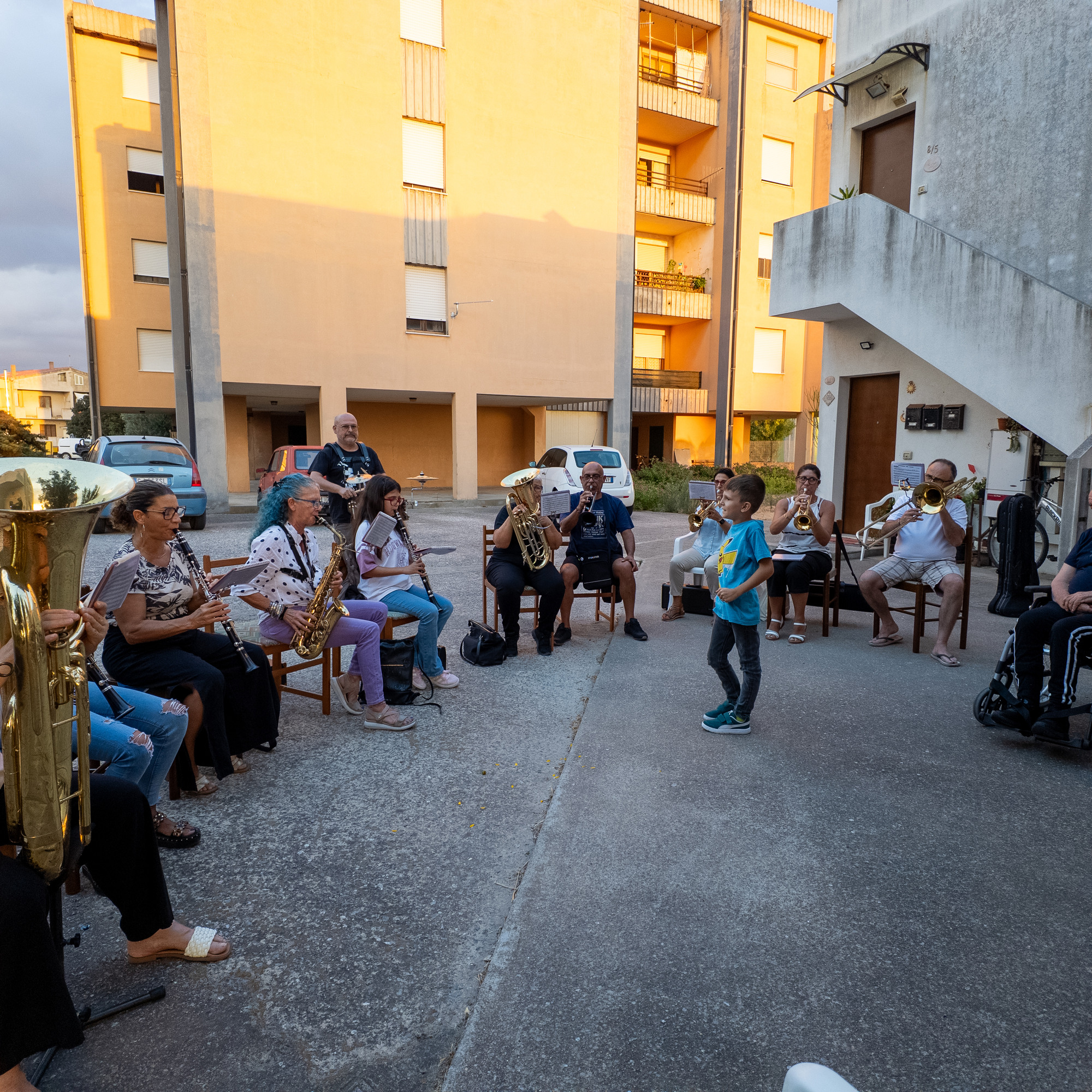 Un’esibizione musicale in cortile
