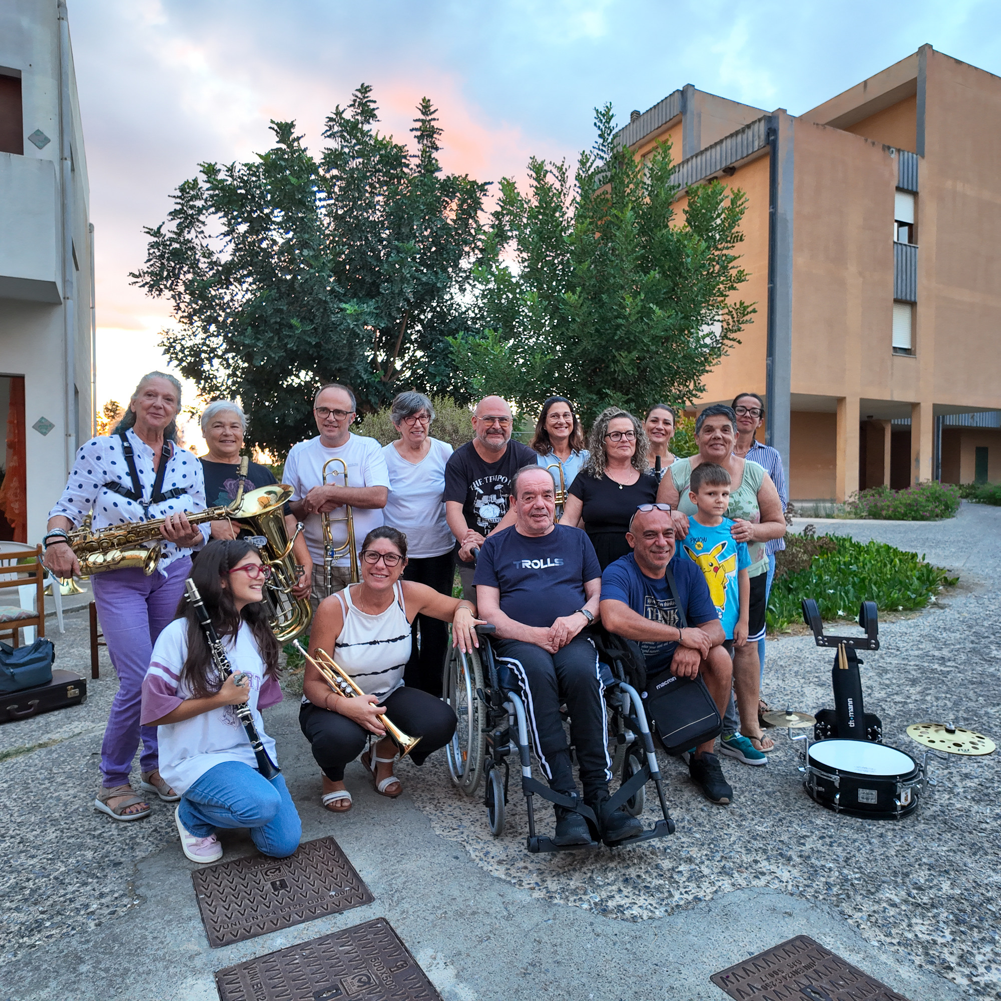 Il gruppo riunito all’aperto dopo un incontro musicale